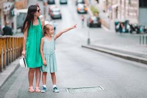 maman heureuse et petite fille adorable voyageant à rome, italie photo