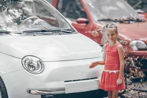 adorable petite fille dans un quartier populaire de rome photo