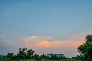 ciel et nuages au coucher du soleil photo