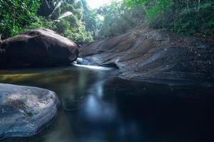 Rivière dans le parc national de la cascade de khao chamao photo