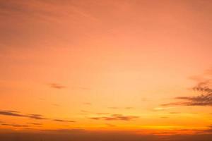 ciel et nuages au coucher du soleil photo