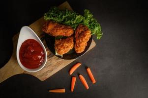 poulet frit croustillant et bâtonnets de carottes avec sauce photo