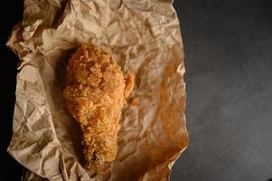 poulet frit croustillant sur papier brun photo
