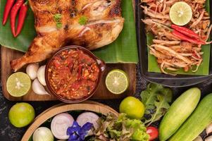salade de papaye thaï entourée de légumes et de poulet