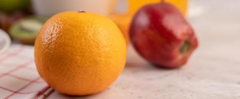 une orange et une pomme rouge photo