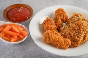 poulet frit croustillant et bâtonnets de carottes avec sauce photo