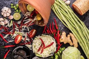 ingrédients de la salade de papaye avec du poisson fermenté photo