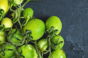 gros plan, de, tomates vertes, sur, fond noir photo