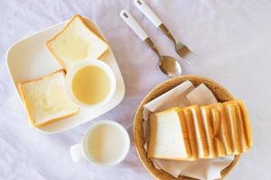 petit-déjeuner, pain et lait sur la table photo