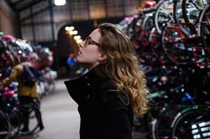 fille dans un magasin de vélo photo