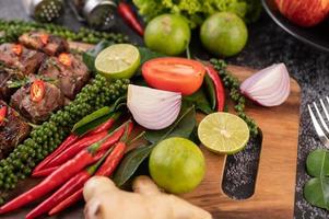 oignon, piment, poivron, feuilles de kaffir et limes photo