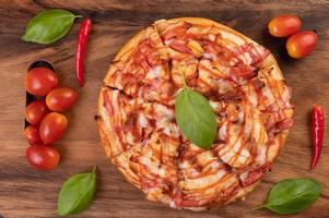 vue de dessus de la pizza au chili et aux tomates photo