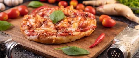 Vue latérale de la pizza au basilic et au chili photo