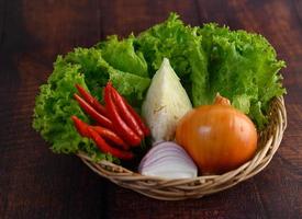 légumes dans un panier en osier