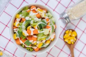 salade de concombre, maïs, carottes et laitue photo