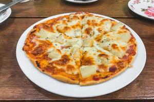 pizza au fromage sur une assiette photo