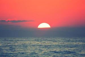 coucher de soleil sur la mer noire photo