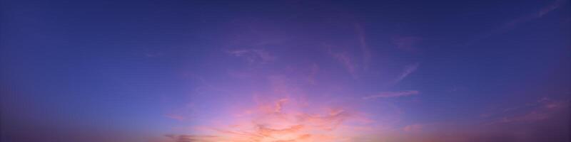 ciel et nuages au coucher du soleil photo