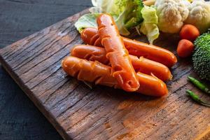 hot-dogs et légumes sur une planche à découper