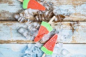 glace à la pastèque sur une table photo