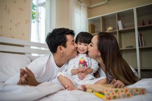 enfant heureux avec les parents jouant photo