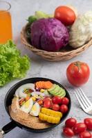 salade de légumes avec du pain et des œufs durs photo