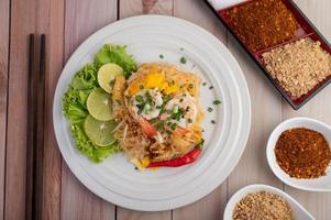 assiette de crevettes pad thai photo