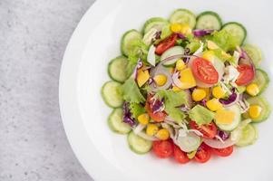 salade de légumes dans un plat blanc photo