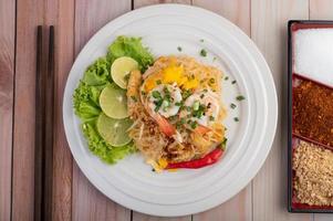 assiette de crevettes pad thai photo