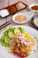 assiette de crevettes pad thai photo