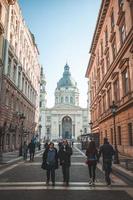 Les gens qui marchent à la basilique de Budapest