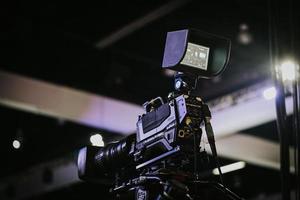 Caméra vidéo noire hitachi sur trépied noir