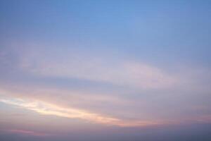 le ciel et les nuages au coucher du soleil photo