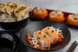 sushi plaqué avec sauce et baguettes photo