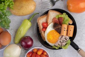 salade de légumes avec du pain et des œufs durs photo