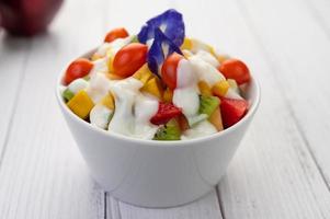 fruits frais et yaourt photo