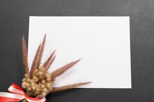 papier vierge et fleur sur le bureau photo