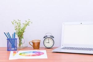 ordinateur portable, documents et fleur sur le bureau photo