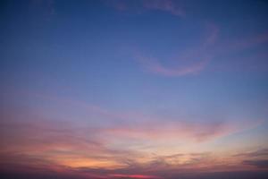 le ciel et les nuages au coucher du soleil photo