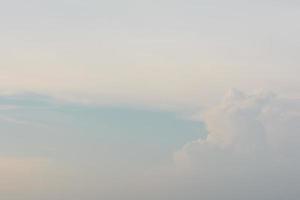 ciel bleu avec des nuages photo