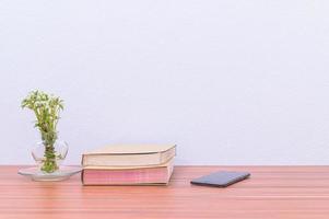 livres et fleur sur le bureau photo