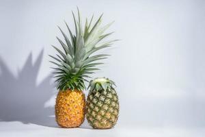 ananas sur fond blanc photo