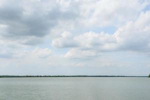 lac sous le ciel nuageux photo