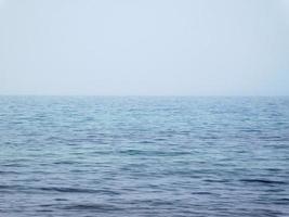 mer bleue avec brouillard photo