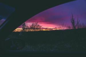 vue sur un coucher de soleil depuis une voiture photo