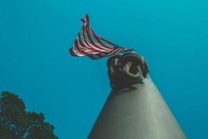 faible angle d'un mât de drapeau photo