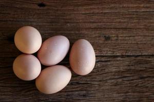 oeufs de poule sur fond de bois. vue de dessus. photo