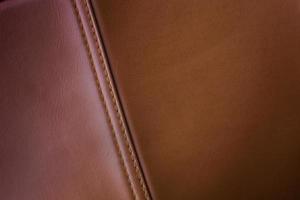 sac en cuir marron avec couture close up photo