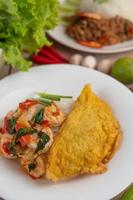 riz garni de crevettes et omelette photo
