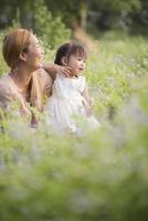 mère et petite fille jouant ensemble dans un pré photo